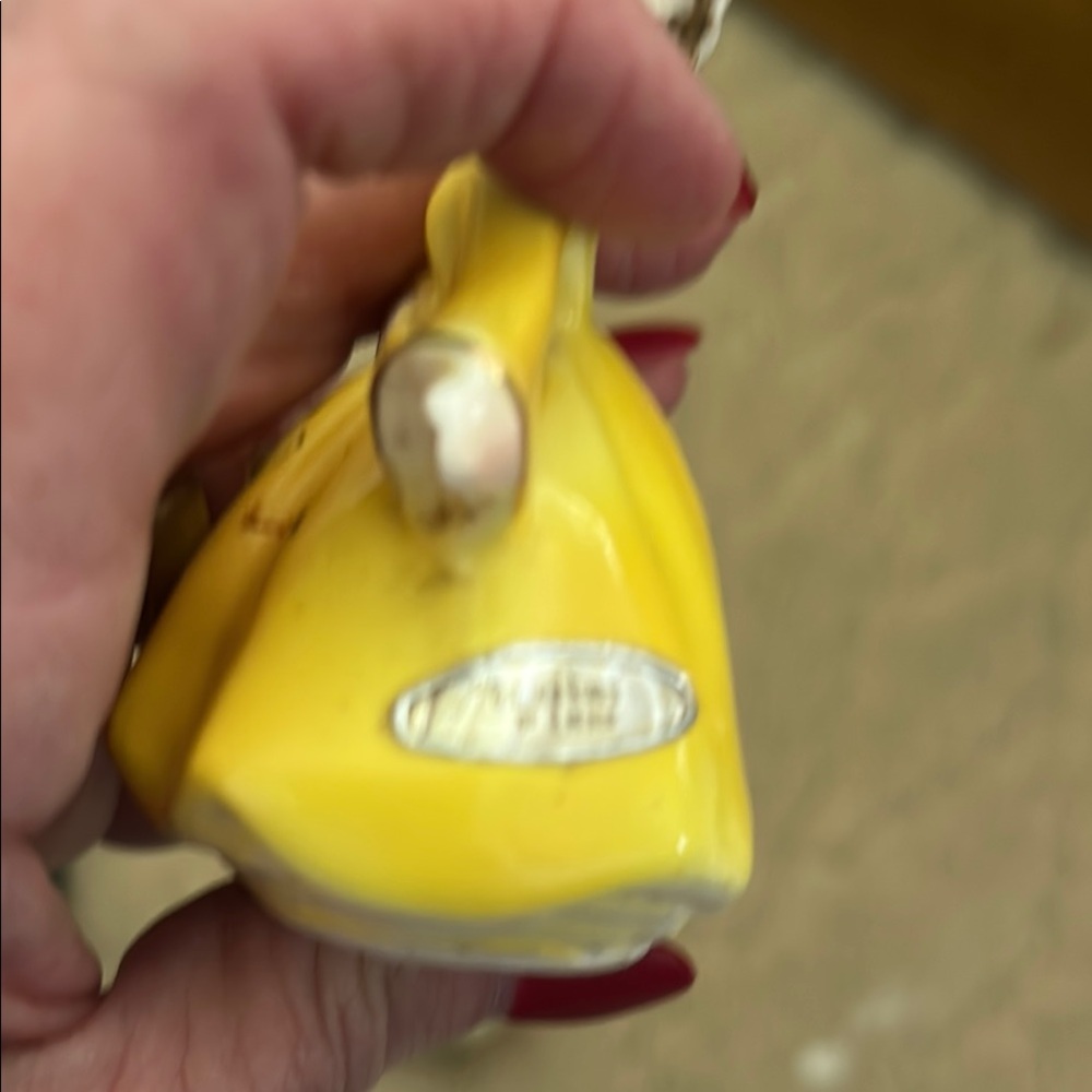 Charming Yellow Ceramic Figurines salt and pepper shakers. Vintage. Golden girls - Picture 7 of 8